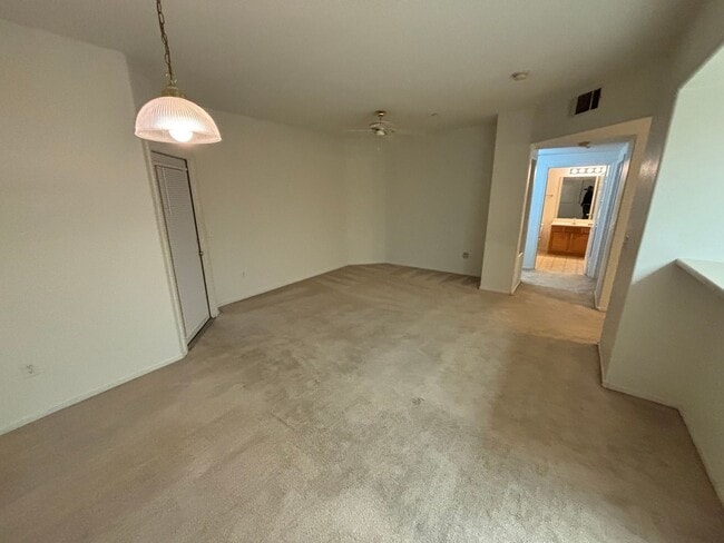 Building Photo - Beautiful 2BED/2BATH/1Car Condo located in the Aspen peak Community