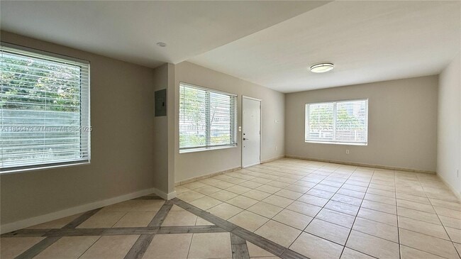 Building Photo - 534 SW 6th Ct