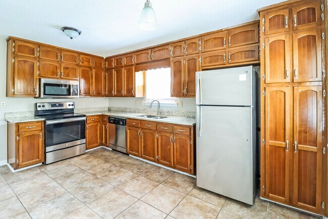 Building Photo - 1727 Tudor Dr