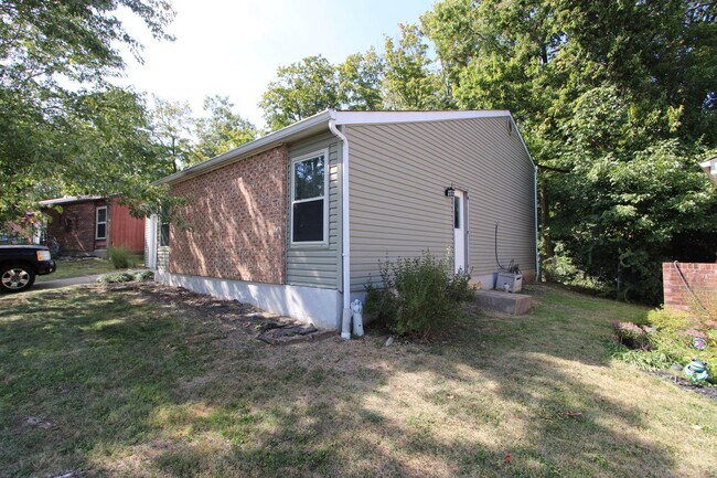 Building Photo - Stunning Remodeled 4 Bed 2 Bath Home