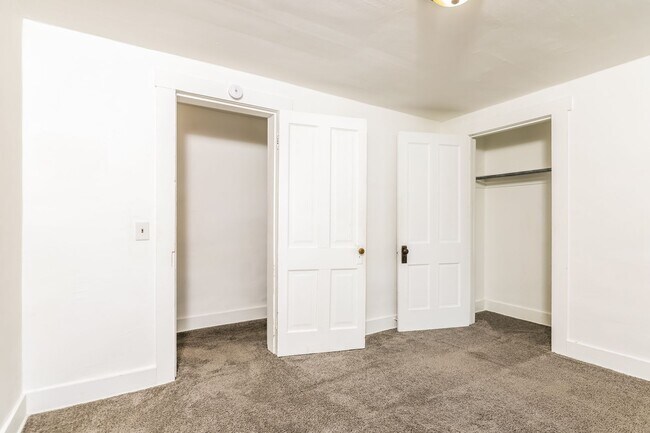 Building Photo - 215-217 Warren Dr.