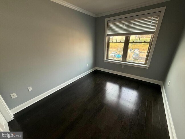 Building Photo - 200 N Sycamore St