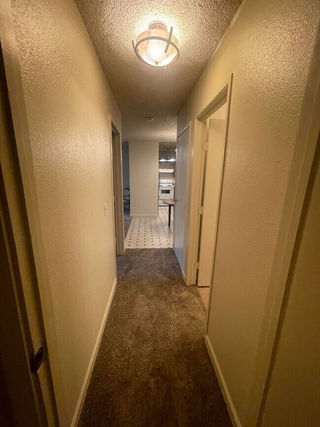 Building Photo - AVAILABLE NOW! 2 bed / 2 Bath near UNR!