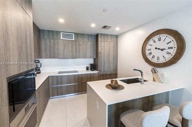 Building Photo - 17550 Collins Ave