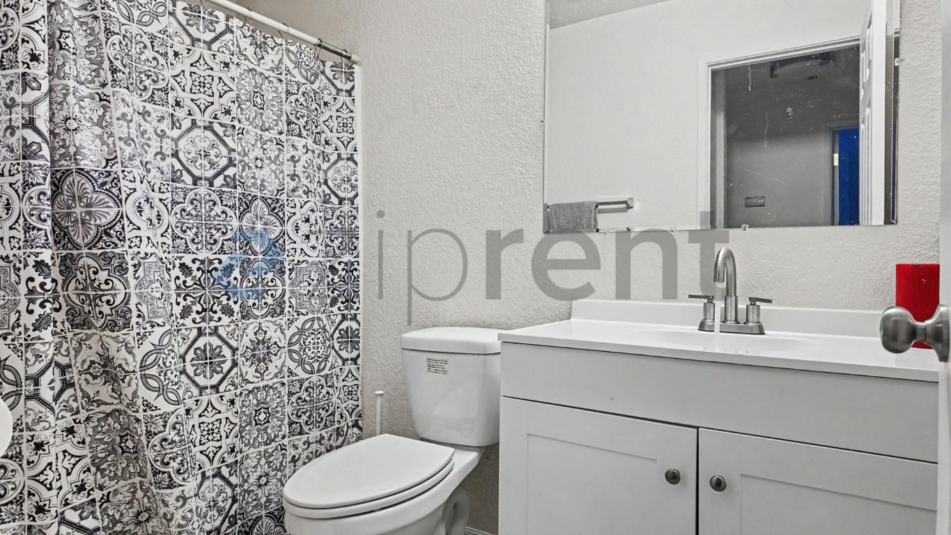 Building Photo - Unit D