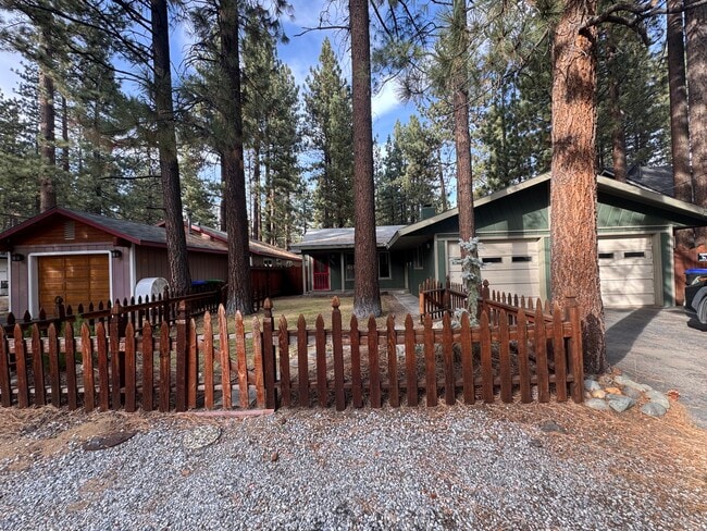 Building Photo - 865 Stanford Ave