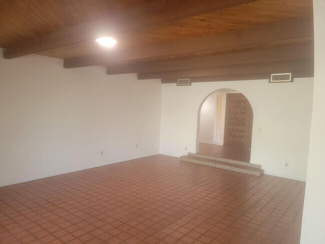 Building Photo - 3 Bed 2.5 Bath Spanish Style Home