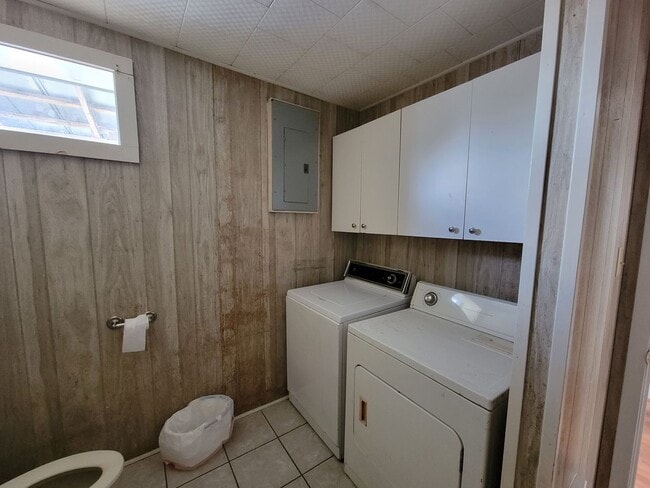 Building Photo - 2 Bed/1 Bath Upstairs Apartment