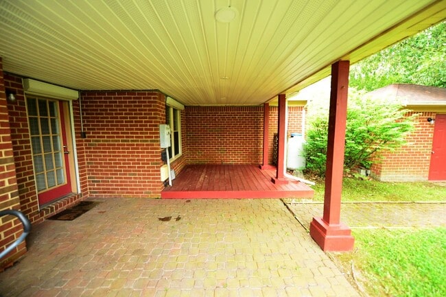 Building Photo - Close to Base, Beach and Downtown!