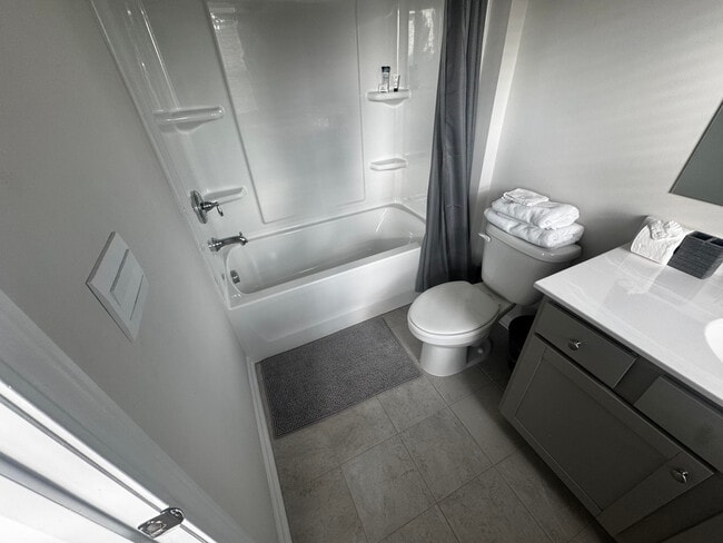 Building Photo - Room in Townhome on Chestnut Trce