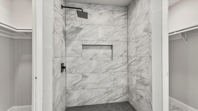 Building Photo - 10622 Highland Woods Dr
