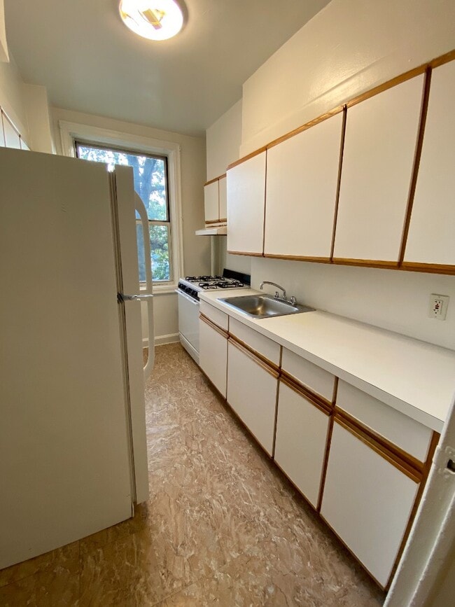 Building Photo - 1 Larchmont Acres