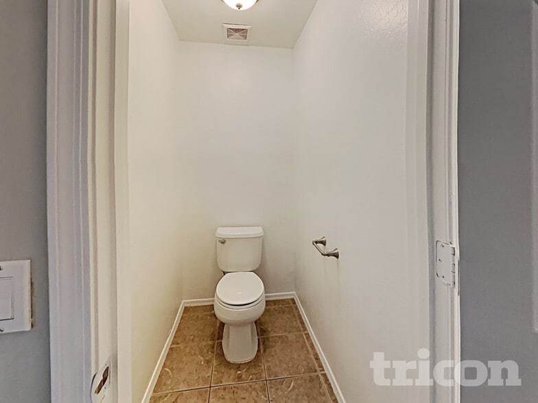 Building Photo - 45539 W Sky Ln