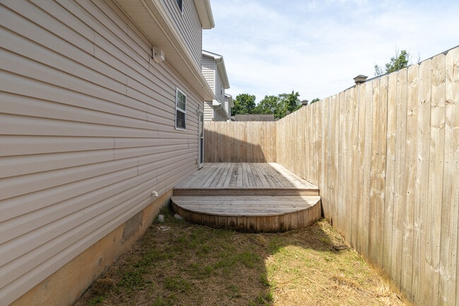 Building Photo - 913 Hazelbrook Way