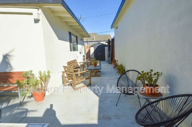 Building Photo - 676 Doris Ave