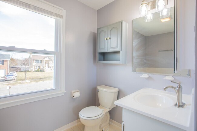 Building Photo - Beautiful 5 BR/3 BA Single-Family Home wit...