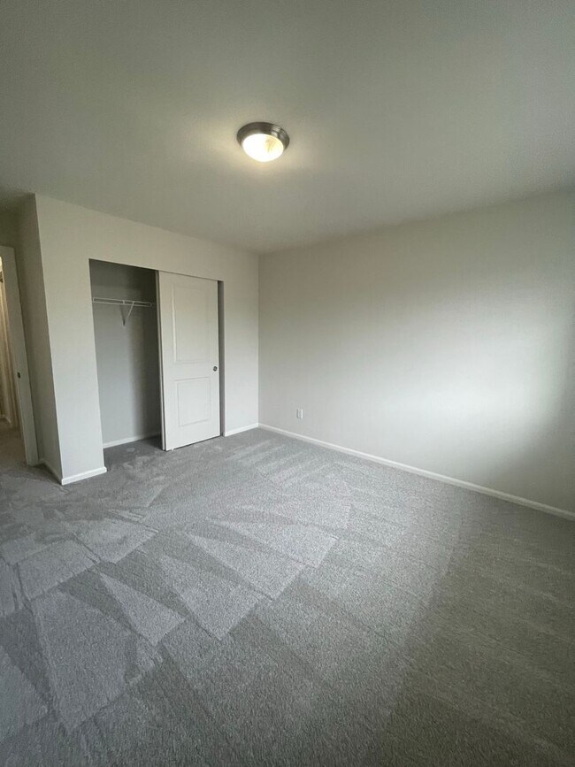 Building Photo - 4 bedrooms + BONUS ROOM And 2.5 baths Tumw...