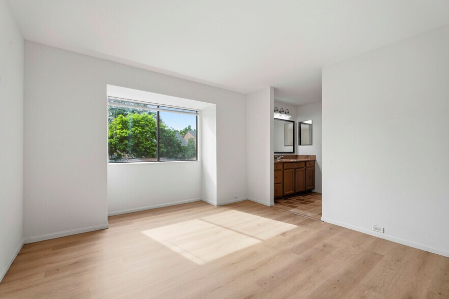Building Photo - 523 Woodside Oaks