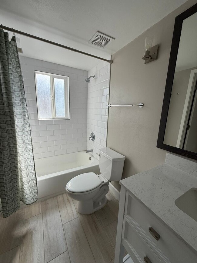 Building Photo - Modern Vintage in Old Town