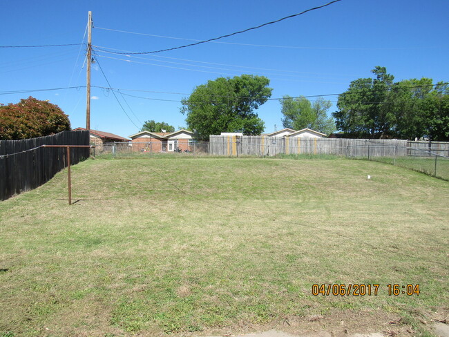 Building Photo - NO PETS NEW FLOORING AND FRESHLY PAINTED I...