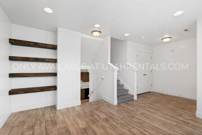 Building Photo - 345 W Park View Ln