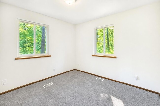 Building Photo - 8649 Hidden Lake Dr