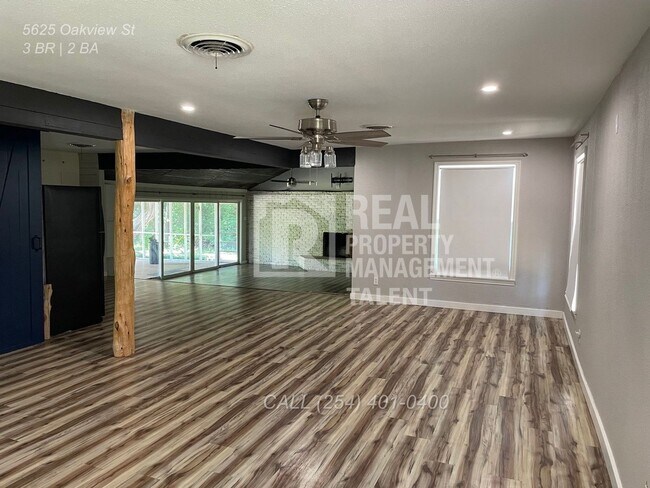 Building Photo - Charming 3/2 bedroom home ready for you to...