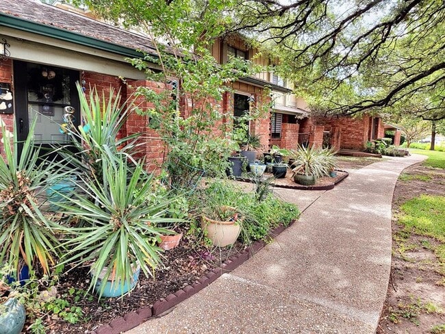 Building Photo - Cozy 3 Bed, 1.5 Bath Rental with Garage an...