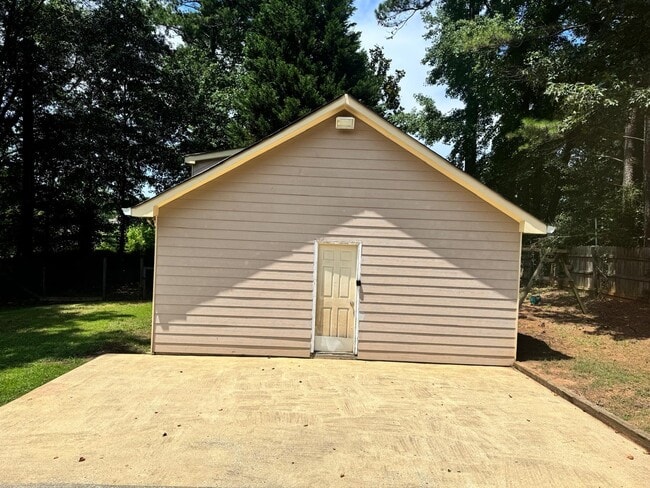 Building Photo - 4262 Apache Dr SE