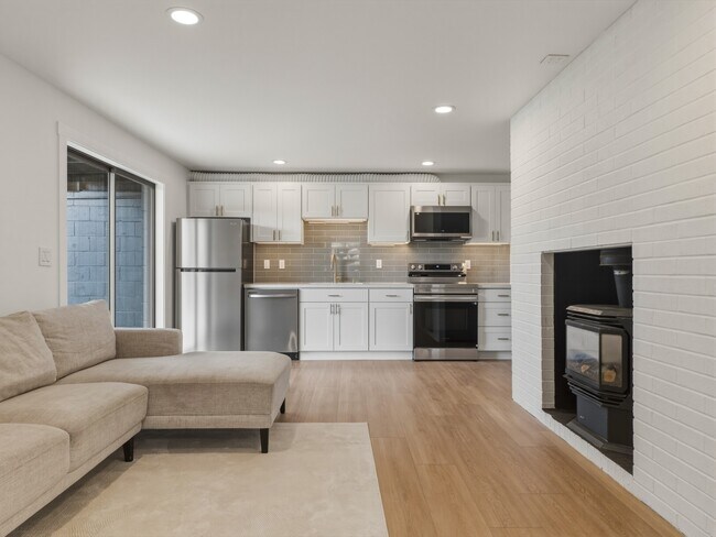 Building Photo - 1366 SE High Ridge Ct