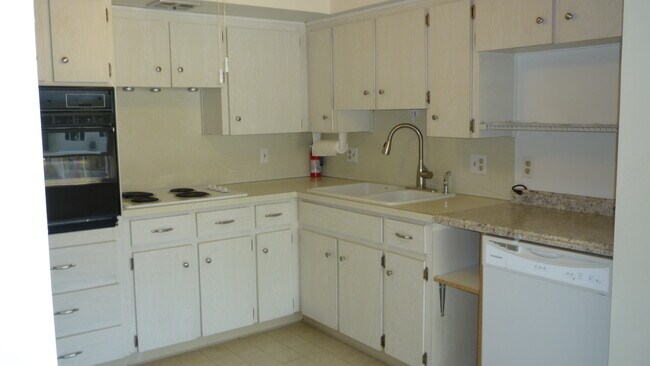 Building Photo - 2402 Ecuadorian Way