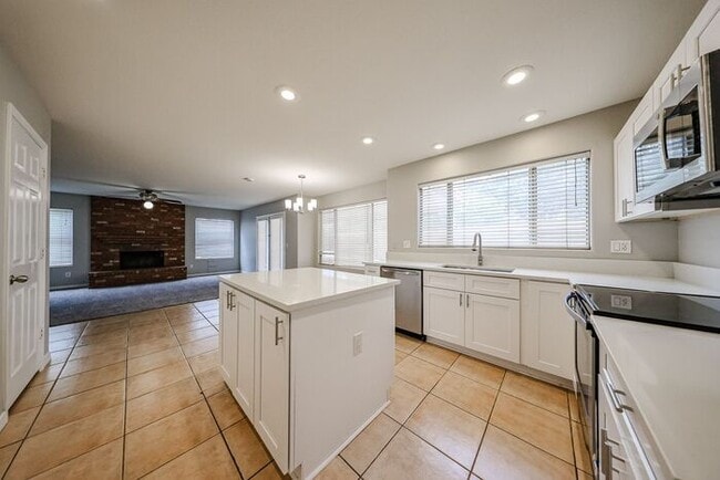 Building Photo - MOVE IN SPECIALS!! 5BD 3BA with Pool in We...
