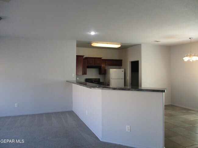 Building Photo - 612 Natasha Pl