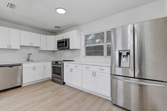 Building Photo - Beautifully Refreshed 3-Bedroom Home – Modern Kitchen & Spacious Interior