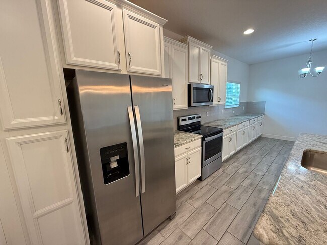 Building Photo - 5/4 Spacious Lake County Home