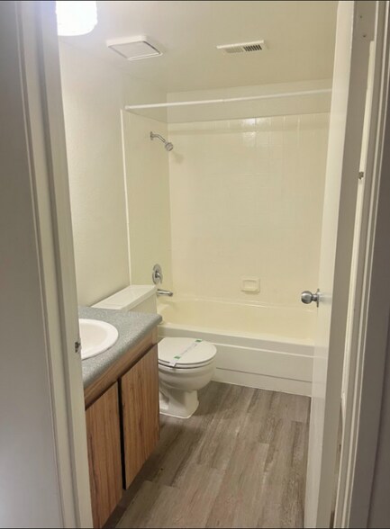 Building Photo - 1750 Karen Ave