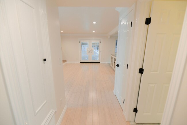 Building Photo - 242 W Mariposa