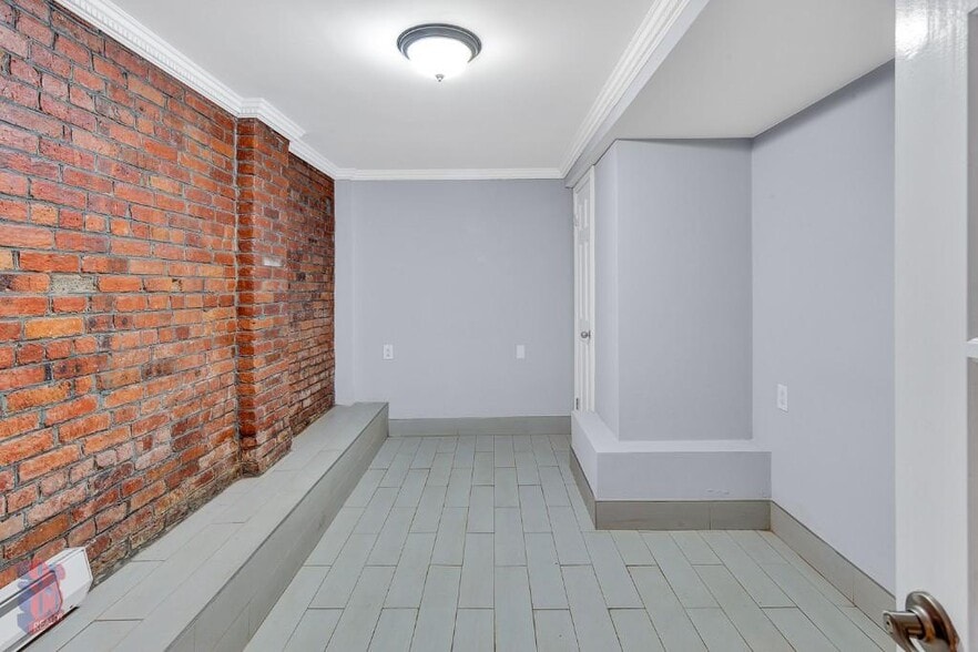 Building Photo - 118 E 7th St