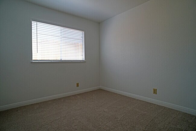 Building Photo - beautiful 3-bedroom, 2-bathroom single-story home in Roseville!