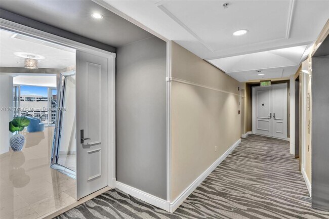 Building Photo - 848 Brickell Key Dr