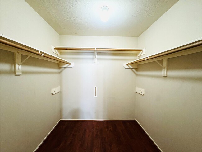 Building Photo - 9110 Regents Cove Ct