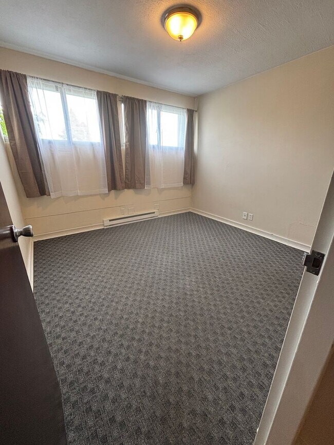 Building Photo - Upgraded 2 Bedroom 2 Bath Close to Downtow...