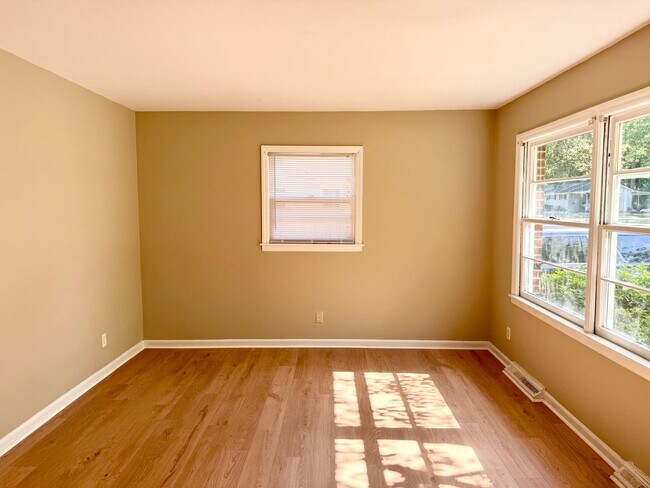 Building Photo - Three bedroom, 1.5 bath house in Burlington