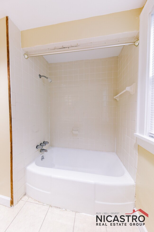 Building Photo - 252 E Lane Ave