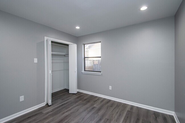 Building Photo - 20 Laver Cir