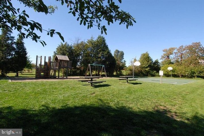 Building Photo - 22092 Avonworth Square