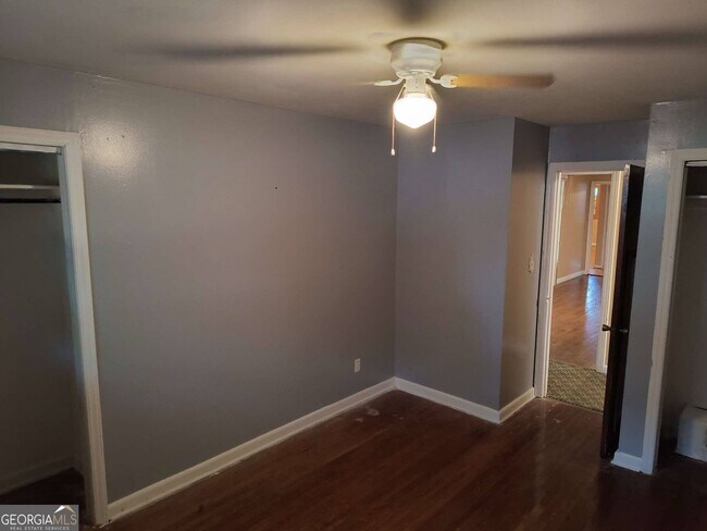 Building Photo - 4748 Sylvan Dr