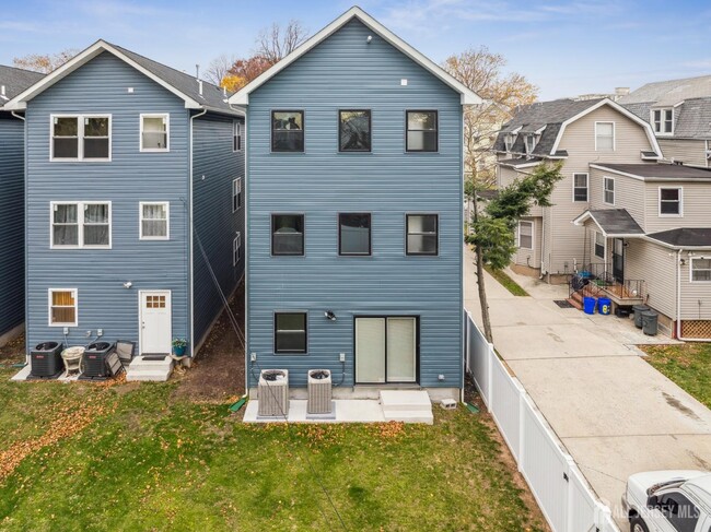 Building Photo - 84 Hollywood Ave