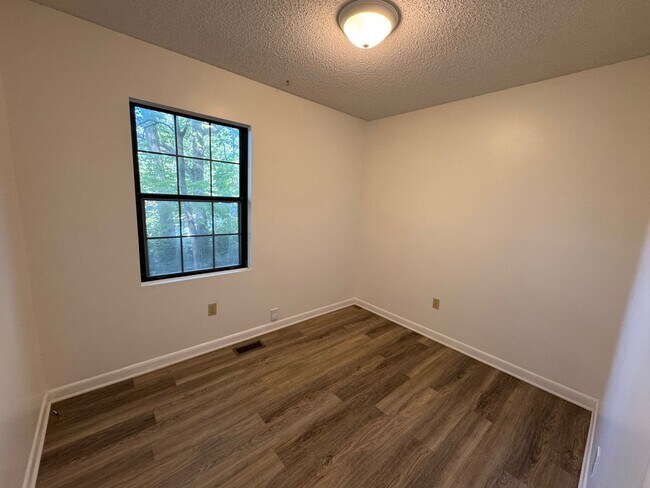 Building Photo - Black Mountain - Newly Renovated 3 Bedroom