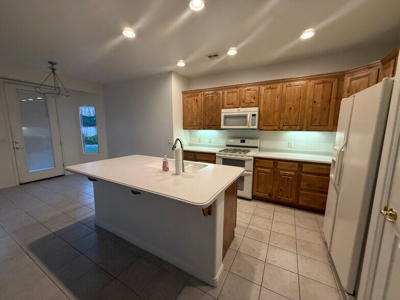 Building Photo - 3472 E Canyon Crest Ave